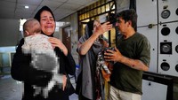 Kedua negara juga menghadapi tekanan dari dalam negeri. Di Iran, protes muncul terkait jumlah korban sipil yang tinggi dan kerusakan fasilitas umum. Di Israel, meski sistem pertahanan udara seperti Iron Dome mampu mencegat sebagian besar serangan, publik tetap menuntut kepastian keamanan. (REUTERS/Amir Kholousi)