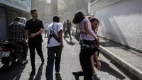Data dari berbagai sumber menyebutkan bahwa hingga 224 warga Iran dilaporkan tewas akibat serangan Israel, dengan mayoritas korban adalah warga sipil. Sementara itu, laporan alternatif bahkan mencatat jumlah korban tewas di Iran mencapai lebih dari 400 orang, yang terdiri atas warga sipil, personel militer, dan korban yang belum teridentifikasi. (REUTERS/HAMID AMLASHI)