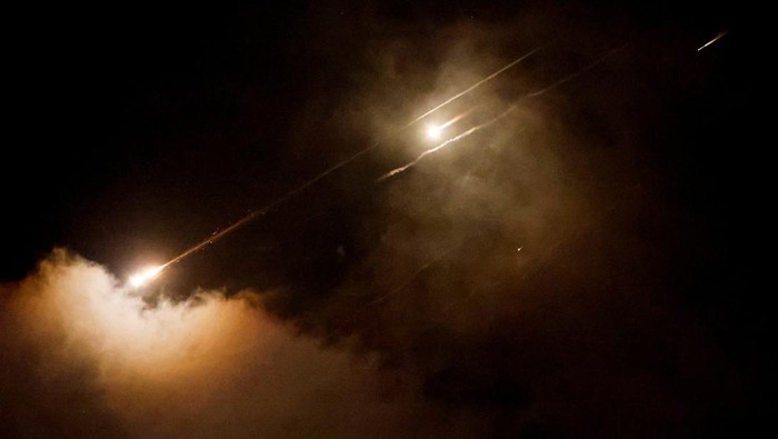 A missile launched from Iran towards Israel is seen from Ramallah, Israeli-occupied West Bank, June 16, 2025. REUTERS/Mohamad Torokman