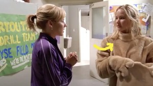 Salah satu penampilan perdana Jennifer Lawrence muncul di Monk (2006) ia jadi maskot sekolah bernama Jen. Dok. YouTube/Buzzfeed