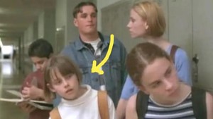 Kristen Stewart memulai karier sejak usia dini di The Thirteenth Year (1999) ia cuma jadi salah satu anak sekolah di satu scene. Dok. YouTube/Buzzfeed