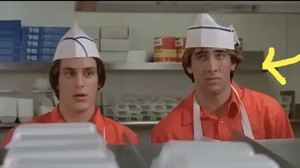 Nicolas Cage juga sempat jadi pelayan di restoran burger di Fast Times At Ridgemont High (1982) tapi gak ada dialog. Dok. YouTube/Buzzfeed