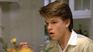 Matt Damon beruntung dapat peran Donald Petrie di Mystic Pizza (1988) meski cuma ngucapin dialog, Mom, do you want my green stuff? Dok. YouTube/Buzzfeed