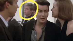 Pada No Mans Land (1987) Brad Pitt masih jadi seorang waiter yang cuma nongol tanpa dialog. Dok. YouTube/Buzzfeed