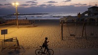 Secara umum, suasana Tel Aviv saat ini bisa digambarkan sebagai “tenang namun waspada.” Warga masih mencoba menegakkan normalitas dan semangat hidup di tengah ancaman yang membayangi. Sikap ini mencerminkan ketangguhan masyarakat Israel yang sudah terbiasa menghadapi konflik berkepanjangan. (REUTERS/Ronen Zvulun)  