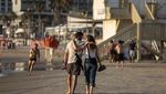 Ada Rudal Iran, Warga Israel Pilih Santai di Pantai