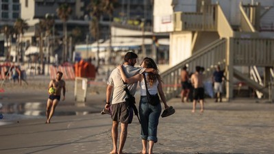 Ada Rudal Iran, Warga Israel Pilih Santai di Pantai
