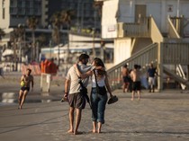 Ada Rudal Iran, Warga Israel Pilih Santai di Pantai