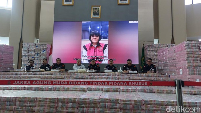 Advokat Marcella Santoso mengaku telah membuat dan menyebarkan narasi negatif terkait Jaksa Agung ST Burhanuddin hingga Presiden Prabowo Subianto lewat video yang diputar saat jumpa pers Kejaksaan Agung (Rumondang/detikcom)
