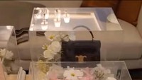 Isi kotak lainnya ada, tas dari brand Celine dan perlengkapan salat, seperti sajadah, mukena, dan Al-Quran. Foto: dok. TikTok/dianaeditya