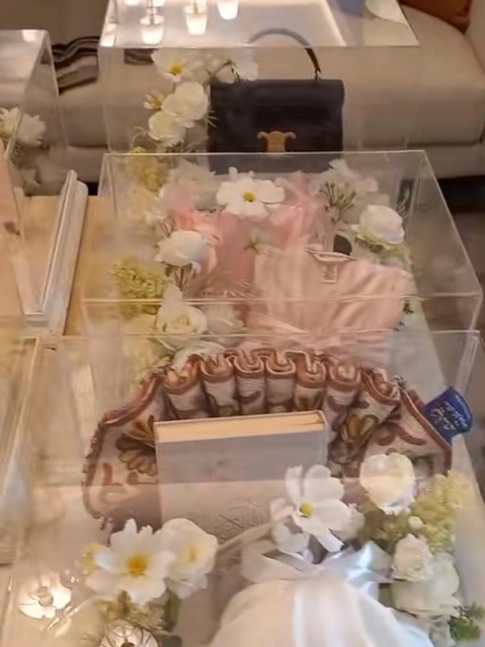 Al Ghazali Seserahan Al Ghazali buat Alyssa Daguise.