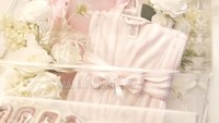 Ini baju tidur dari Victoria Secret. Ini buat Alyssa tersayang semoga bahagia dan senang dengan pemberian Al Ghazali, ucap Maia Estianty dilihat dari channel YouTube MAIA ALELDUL TV, Selasa (17/6/2025). Foto: dok. Capture Channel Youtube Maia ALELDUL TV