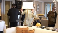 Terutama, donaturnya yang itu, ucap Maia Estianty menujuk ke arah suaminya Irwan Mussry yang langsung bersembunyi di balik lampu. Irwan Mussry dikenal sebagai pengusaha, CEO dan Presiden Direktur PT Timerindo Perkasa International (Time International). Foto: dok. Capture Channel Youtube Maia ALELDUL TV
