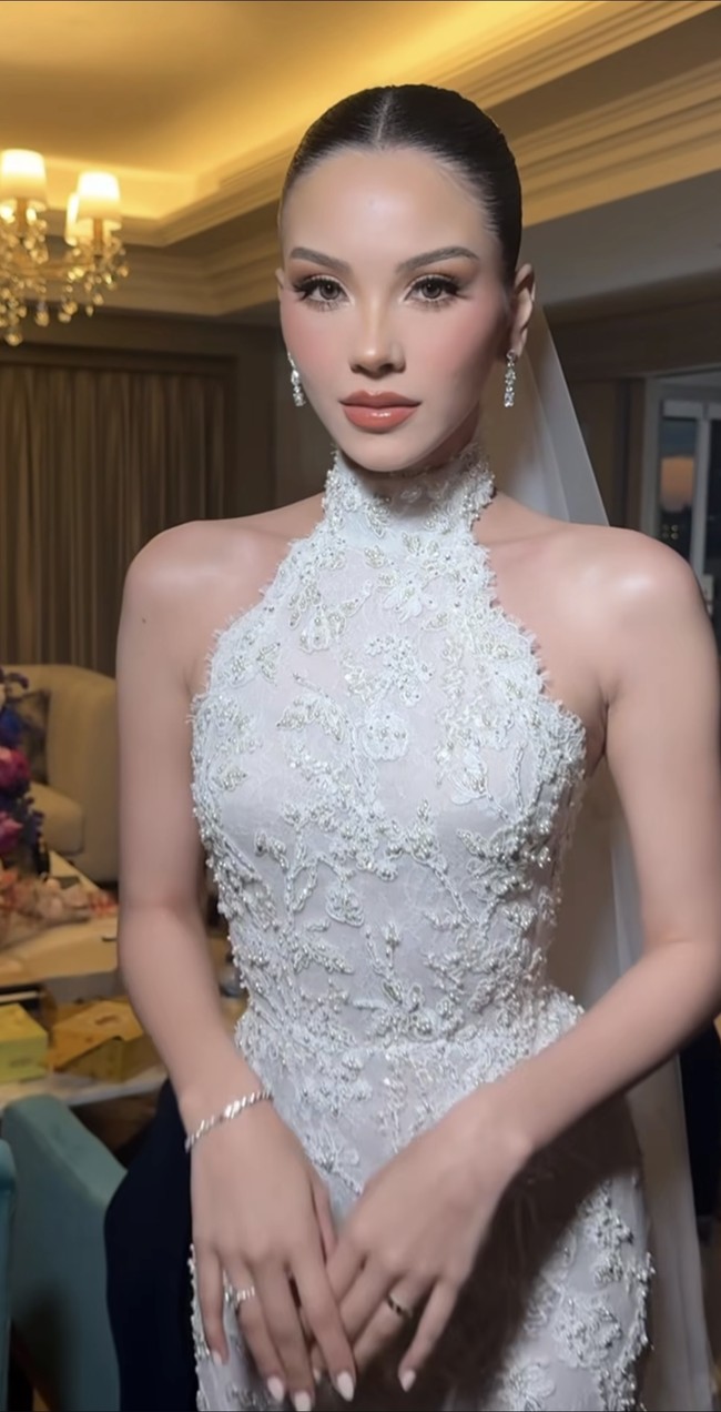 Al Ghazali dan Alyssa Daguise resmi menikah pada Senin (16/6/25). Setelah menggelar acara akad nikah pada pagi hari di The St. Regis Jakarta, sore harinya pasutri baru itu menggelar acara resepsi. Penampilan Alyssa yang cantik bak Barbie hidup langsung curi atensi. Foto: Instagram/@bennusorumba