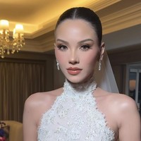 Al Ghazali dan Alyssa Daguise resmi menikah pada Senin (16/6/25). Setelah menggelar acara akad nikah pada pagi hari di The St. Regis Jakarta, sore harinya pasutri baru itu menggelar acara resepsi. Penampilan Alyssa yang cantik bak Barbie hidup langsung curi atensi. Foto: Instagram/@bennusorumba