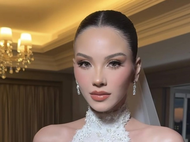 Sang pengantin wanita, Alyssa Daguise, tampil memukau dalam dua momen akad nikah dan resepsi. Riasan bertema Hollywood glam karya Bennu Sorumba membuat Alyssa terlihat elegan dan berkelas, dengan sentuhan makeup yang mewah namun tetap lembut. Foto: Instagram/@bennusorumba
