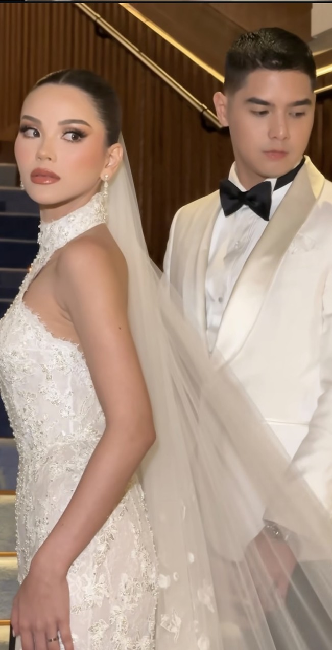 Di acara resepsi Alyssa dan Al tampil kompak berbusana putih. Alyssa mengenakan gaun halter neck dengan veil di kepalanya. Sementara Al mengenakan kemeja dan jas putih dipadukan celana panjang hitam dan dasi kupu-kupu. Foto: Instagram/@bennusorumba
