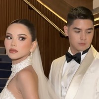 Di acara resepsi Alyssa dan Al tampil kompak berbusana putih. Alyssa mengenakan gaun halter neck dengan veil di kepalanya. Sementara Al mengenakan kemeja dan jas putih dipadukan celana panjang hitam dan dasi kupu-kupu. Foto: Instagram/@bennusorumba