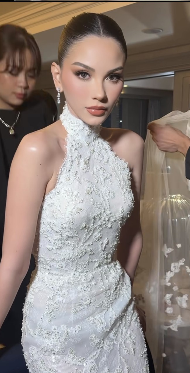 Gaun putih elegan yang dipenuhi dengan detail payet itu merupakan rancangan desaner Hian Tjen. Dengan model fit body, gaun tersebut tampak membentuk lekuk tubuh langsing Alyssa. Foto: Instagram/@bennusorumba