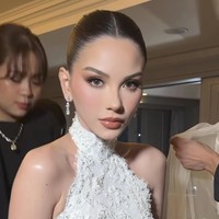 Gaun putih elegan yang dipenuhi dengan detail payet itu merupakan rancangan desaner Hian Tjen. Dengan model fit body, gaun tersebut tampak membentuk lekuk tubuh langsing Alyssa. Foto: Instagram/@bennusorumba