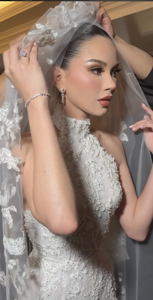 Penampilan wanita berdarah Prancis itu juga semakin memukau dengan riasan Hollywood glam hasil tangan MUA Bennu Sorumba. Eyeshadow kecoklatan dipadukan dengan blush on yang lembut dan lipstik pink nude memberikan kesan tampilan yang elegan dan soft. Foto: Instagram/@bennusorumba