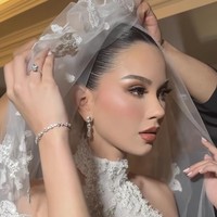 Penampilan wanita berdarah Prancis itu juga semakin memukau dengan riasan Hollywood glam hasil tangan MUA Bennu Sorumba. Eyeshadow kecoklatan dipadukan dengan blush on yang lembut dan lipstik pink nude memberikan kesan tampilan yang elegan dan soft. Foto: Instagram/@bennusorumba