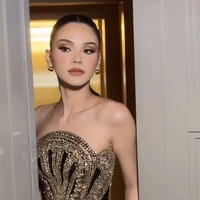 Alyssa tampil cantik dengan gaun mini strapless rancangan Tex Saverio. Didominasi warna hitam dan emas, gaun yang penuh hiasan manik-manik dan payet itu tampak mewah dan elegan. Foto: Instagram/@bennusorumba
