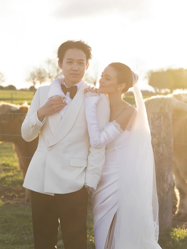 Amanda Rawles dan Adriel Susanteo menikah pada Mei 2025 di Mona Farm, Braidwood, wilayah pedesaan di Australia. Pada hari pernikahannya, Amanda tampil dengan gaya internasional, gaun pengantin putih klasik rancangan Hian Tjen, lengkap dengan veil panjang nan dramatis. Foto: instagram Amanda Rawles