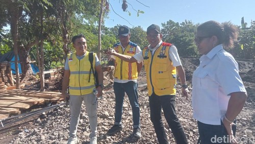 Anggota DPRD NTT, Ana Waha Kolin (baju putih) sedang berdiskusi dengan kontraktor pelaksana dan PPK di Jembatan Bliko, Kecamatan Wotanulumado, Flores Timur, NTT, Selasa (17/6/2025).
