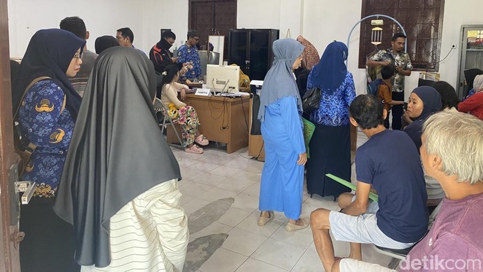 Antrean ortu siswa yang mengadu terkait masalah SPBM 2025 di Disdikbud Parepare.