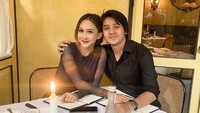 Makan malam romantis juga menjadi agenda rutin keduanya. Ditemani lilin di atas meja, sesi makannya terasa lebih intim. Foto: Instagram/arbaniyasiz & Instagram/raissarmdhn