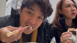 Romantisnya Arbani Yasiz dan Tunangannya saat Kulineran di Jepang