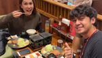 Romantisnya Arbani Yasiz dan Tunangannya saat Kulineran di Jepang