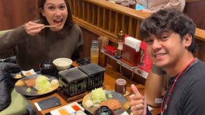Romantisnya Arbani Yasiz dan Tunangannya saat Kulineran di Jepang