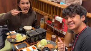 Romantisnya Arbani Yasiz dan Tunangannya saat Kulineran di Jepang