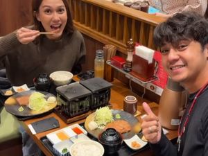 Romantisnya Arbani Yasiz dan Tunangannya saat Kulineran di Jepang