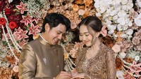 Arbani Yasiz melangsungkan lamaran atas kekasihnya, Raissa Ramadhani. Pasangan aktor dan penyanyi ini tampak romantis dalam balutan pakaian berwarna emas. Foto: Instagram/arbaniyasiz & Instagram/raissarmdhn