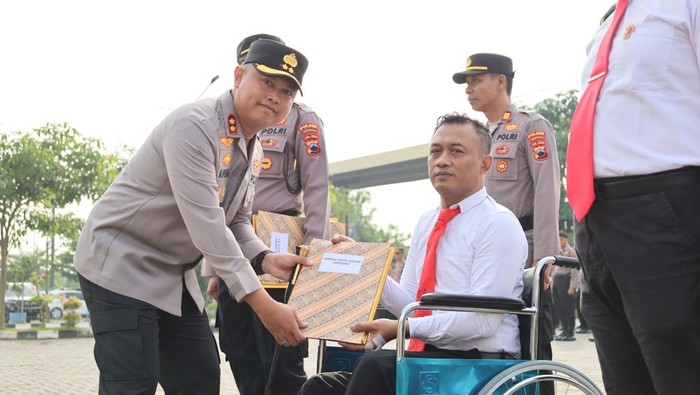 Banit Reskrim Polsek Kartasura, Bripka Rofiq Agung Hartono, (di atas kursi roda) saat menerima penghargaan dari Kapolres Sukoharjo, AKBP Anggaito Hadi Prabowo.