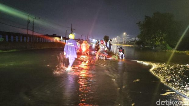Banjir menggenangi Jalan Raya Porong Lama Sidoarjo. Banyak motor mogok. Jalan ditutup 2 arah.