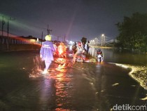 Banjir Bikin Banyak Motor Mogok, Jalan Raya Porong Lama Ditutup 2 Arah