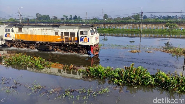 banjir rendam jalur KA di Porong