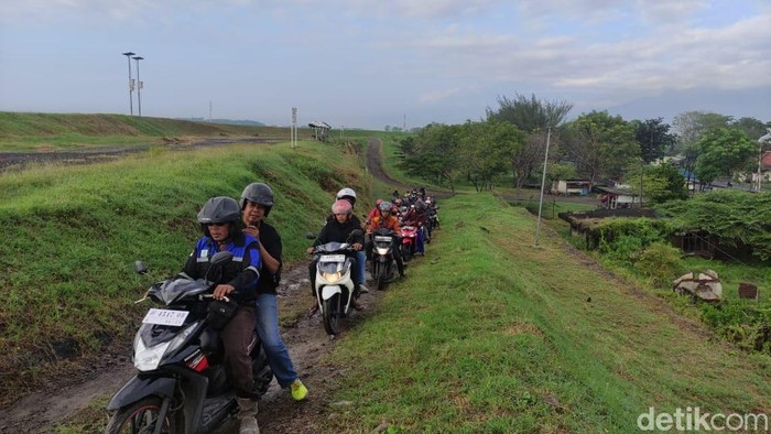 banjir rendam jalur KA di Porong