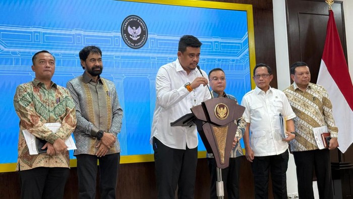 Gubernur Sumut Bobby Nasution dan Gubernur Aceh Muzakir Manaf atau Mualem dalam jumpa pers di kompleks Istana Kepresidenan, Jakarta, Selasa (17/6/2025).