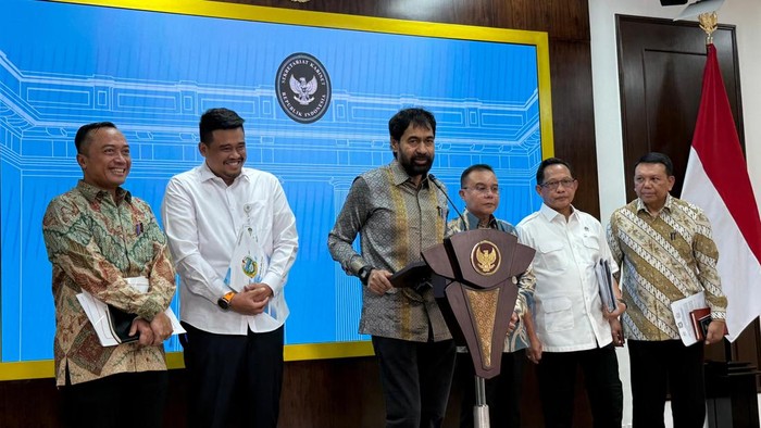 Gubernur Sumut Bobby Nasution dan Gubernur Aceh Muzakir Manaf atau Mualem dalam jumpa pers di kompleks Istana Kepresidenan, Jakarta, Selasa (17/6/2025).