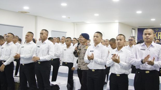 Brimob Polda Metro Jaya melatih para CPNS di Lapas Cipinang.