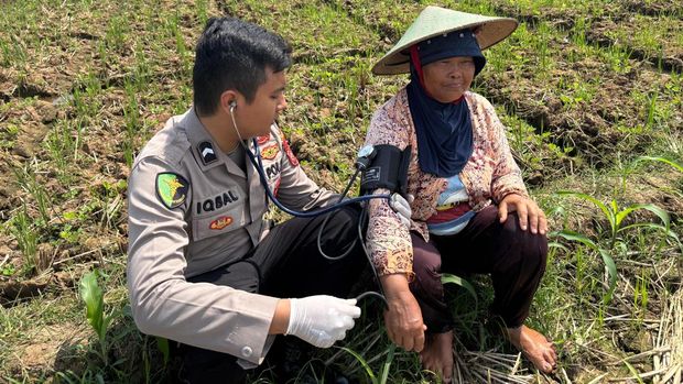 Bripda Iqbal Sahara Putra sedang memeriksa kesehatan petani di Majalengka.