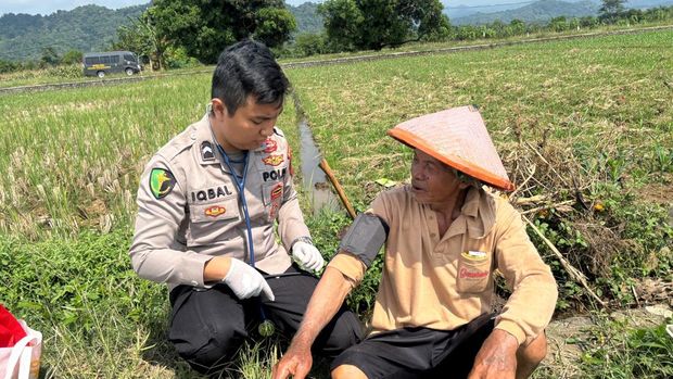 Bripda Iqbal Sahara Putra sedang memeriksa kesehatan petani di Majalengka.