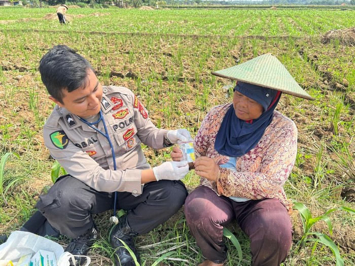 Bripda Iqbal Sahara Putra sedang memeriksa kesehatan petani di Majalengka.