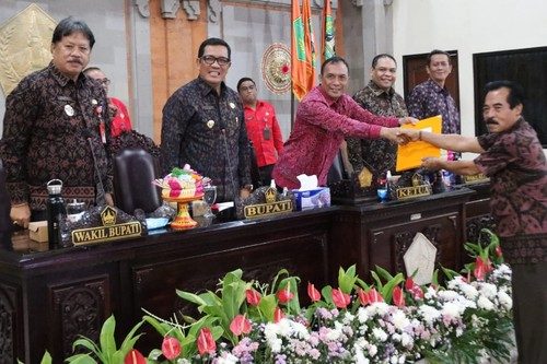 Bupati Tabanan, I Komang Gede Sanjaya saat menghadiri Rapat Paripurna ke-11 dan ke-12 Masa Persidangan I dan II Tahun Sidang 2025 yang diselenggarakan di Ruang Rapat DPRD Kabupaten Tabanan, Selasa (17/6/2025).