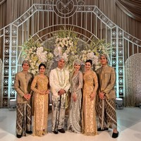 Anak kedua Ahmad Dhani dan Maia Estianty, El Rumi, pun tak ketinggalan mengajak kekasihnya Syifa Hadju. Tissa dan Syifa tampak mengenakan busana serasi bernuansa peach gold. Foto: Instagram/@tissabiani @duljaelani